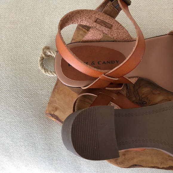 TAN STRAPPY SNADALS - Picture 2 of 3